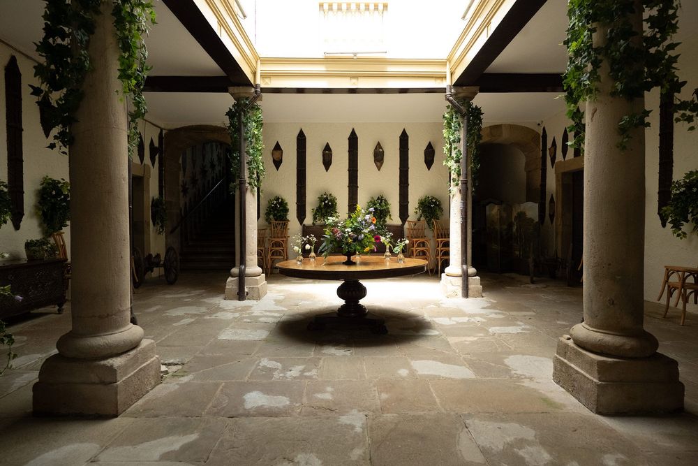 Patio interior del Palacio de Valdesoto con columnas y hiedra