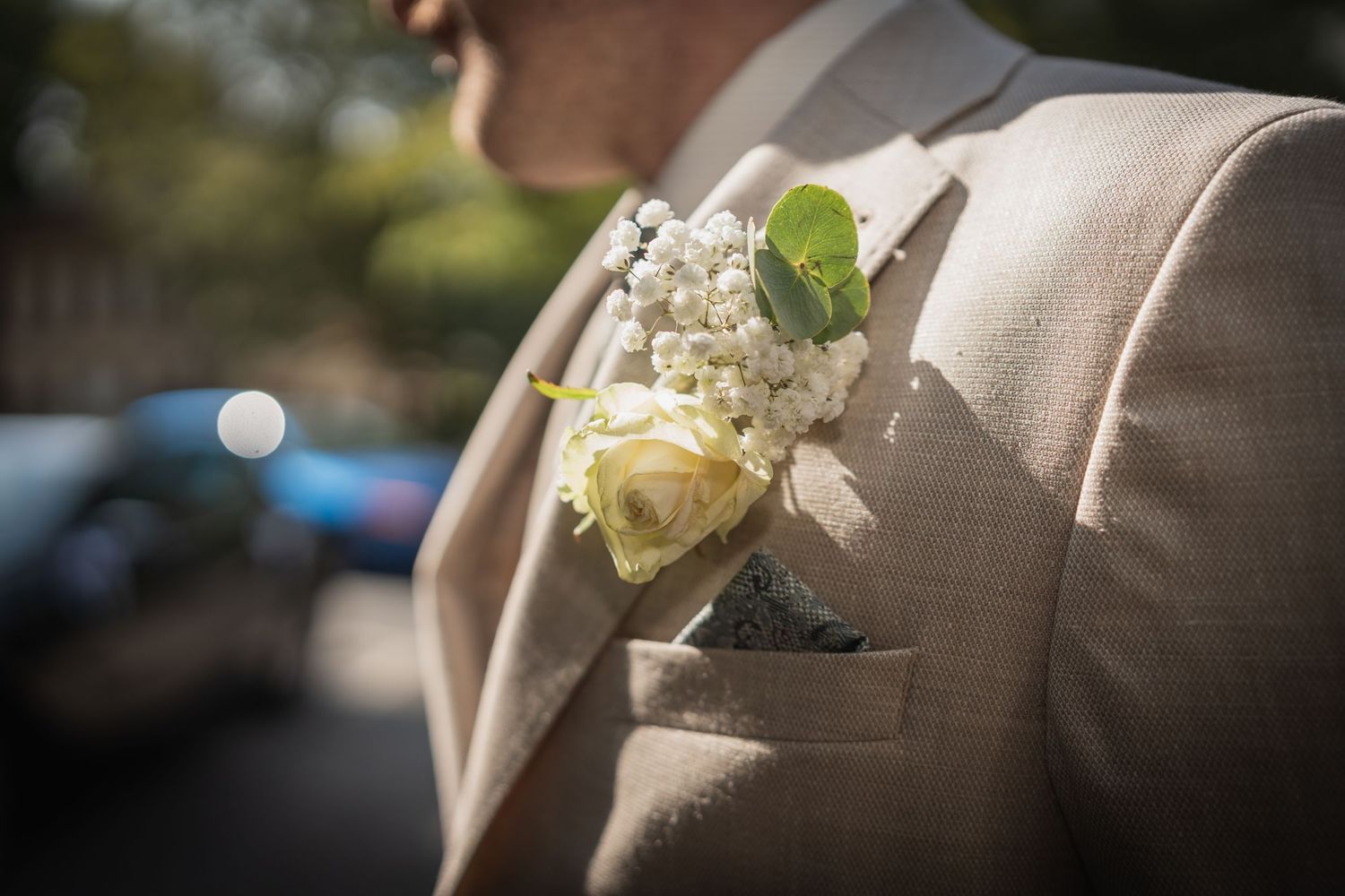 Hochzeitsfotograf Treptow-Köpenick Berlin – Detailaufnahme Anstecker Bräutigam im Anzug