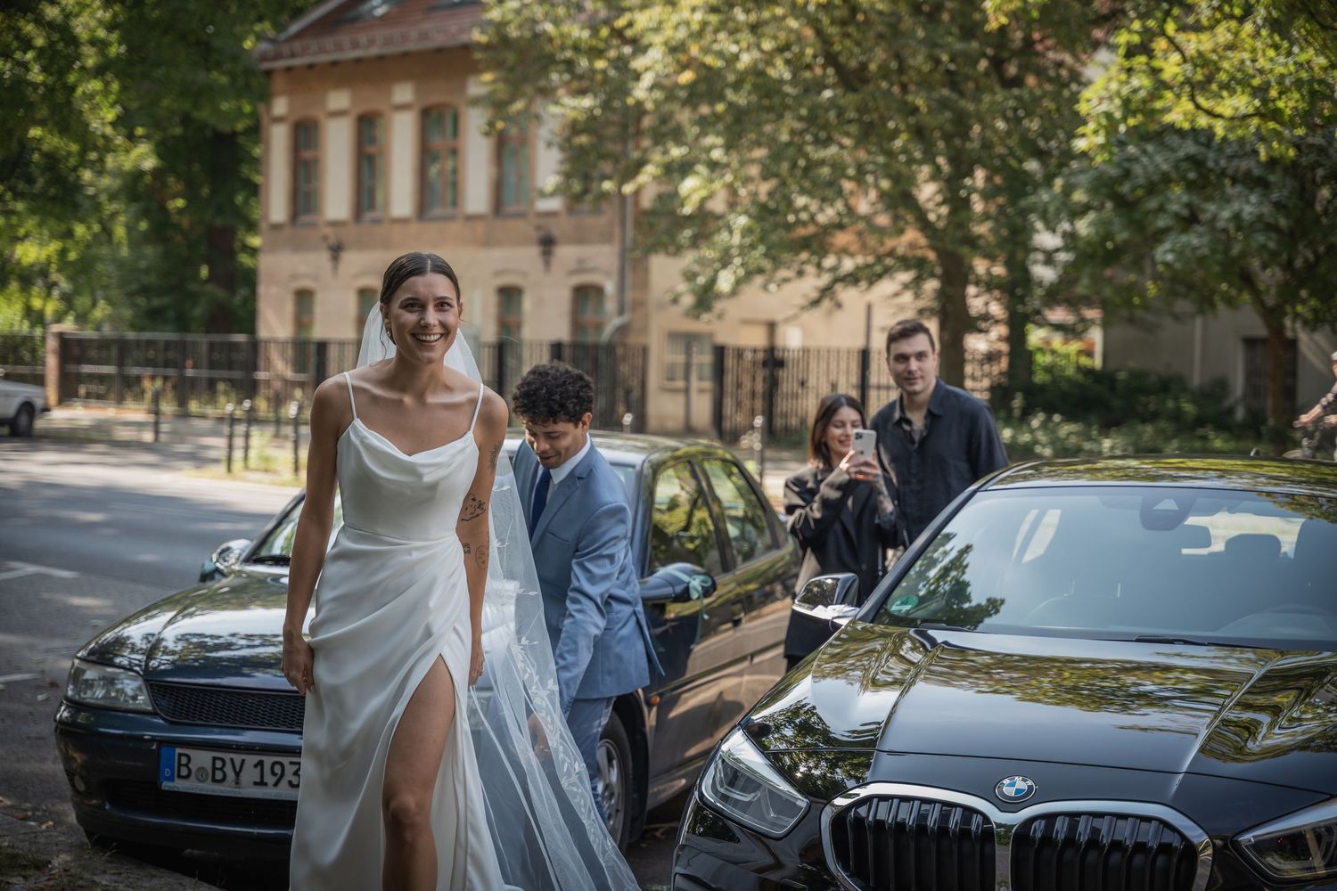 Hochzeitsfotograf Treptow-Köpenick Berlin – Braut steigt aus dem Auto vor dem Standesamt mit Gästen