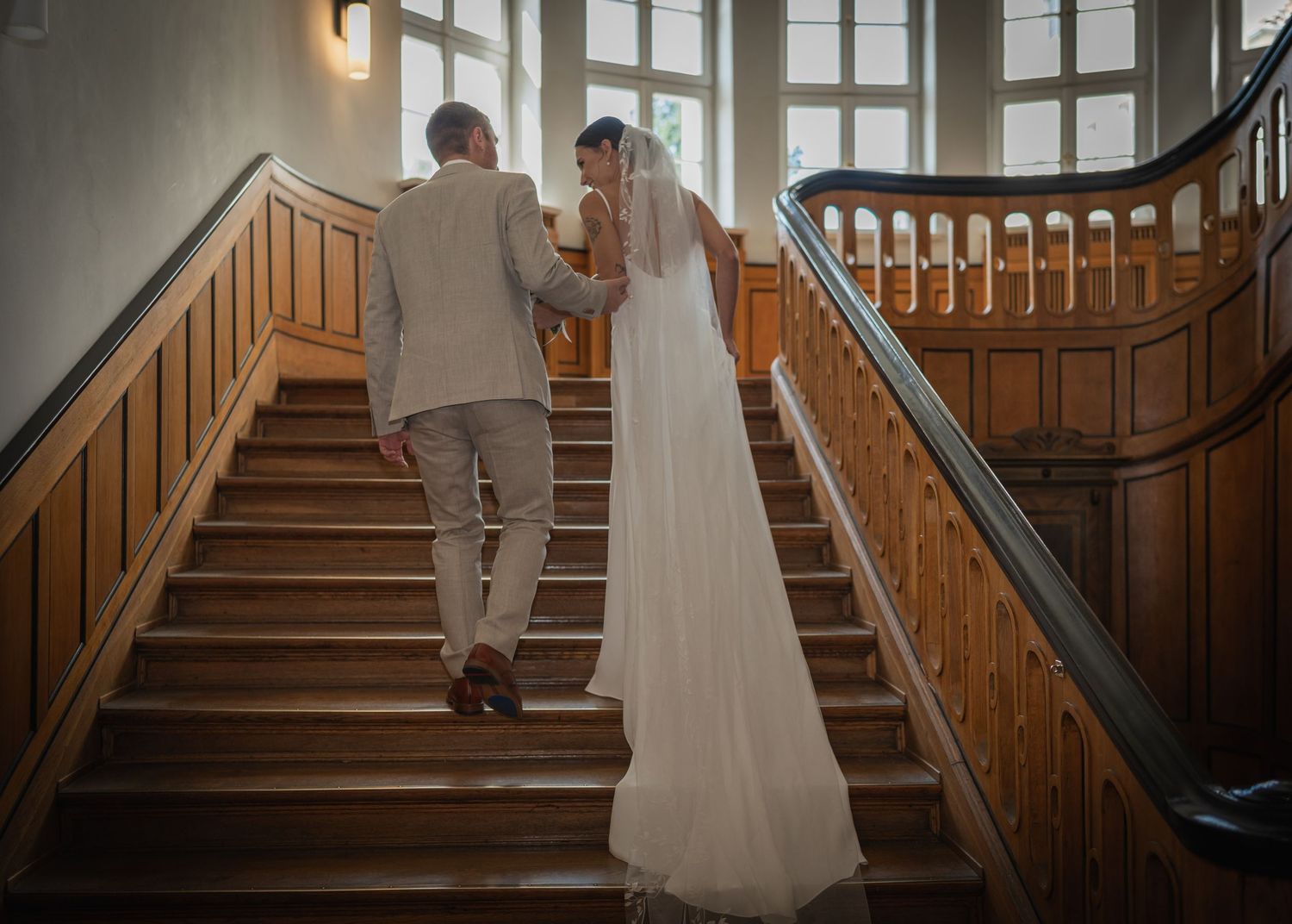 Hochzeitsfotograf Standesamt Treptow-Köpenick Berlin – romantisches Brautpaar auf historischer Holztreppe
