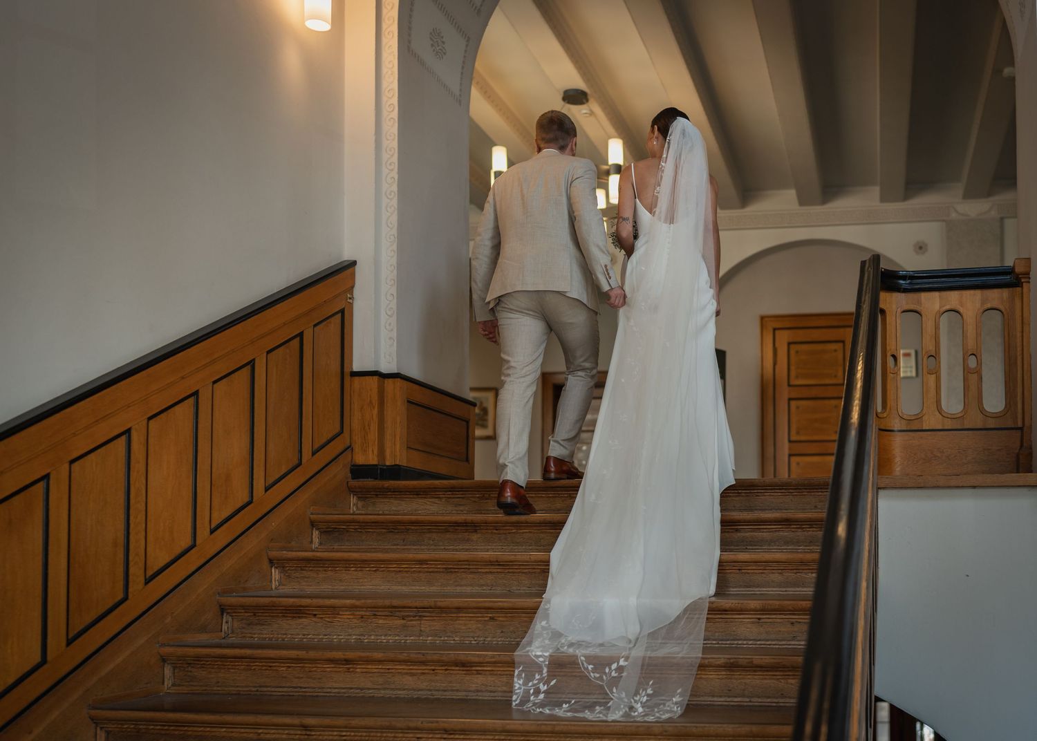 Hochzeitsfotograf Treptow-Köpenick Berlin – Brautpaar Hand in Hand auf Treppe im Standesamt