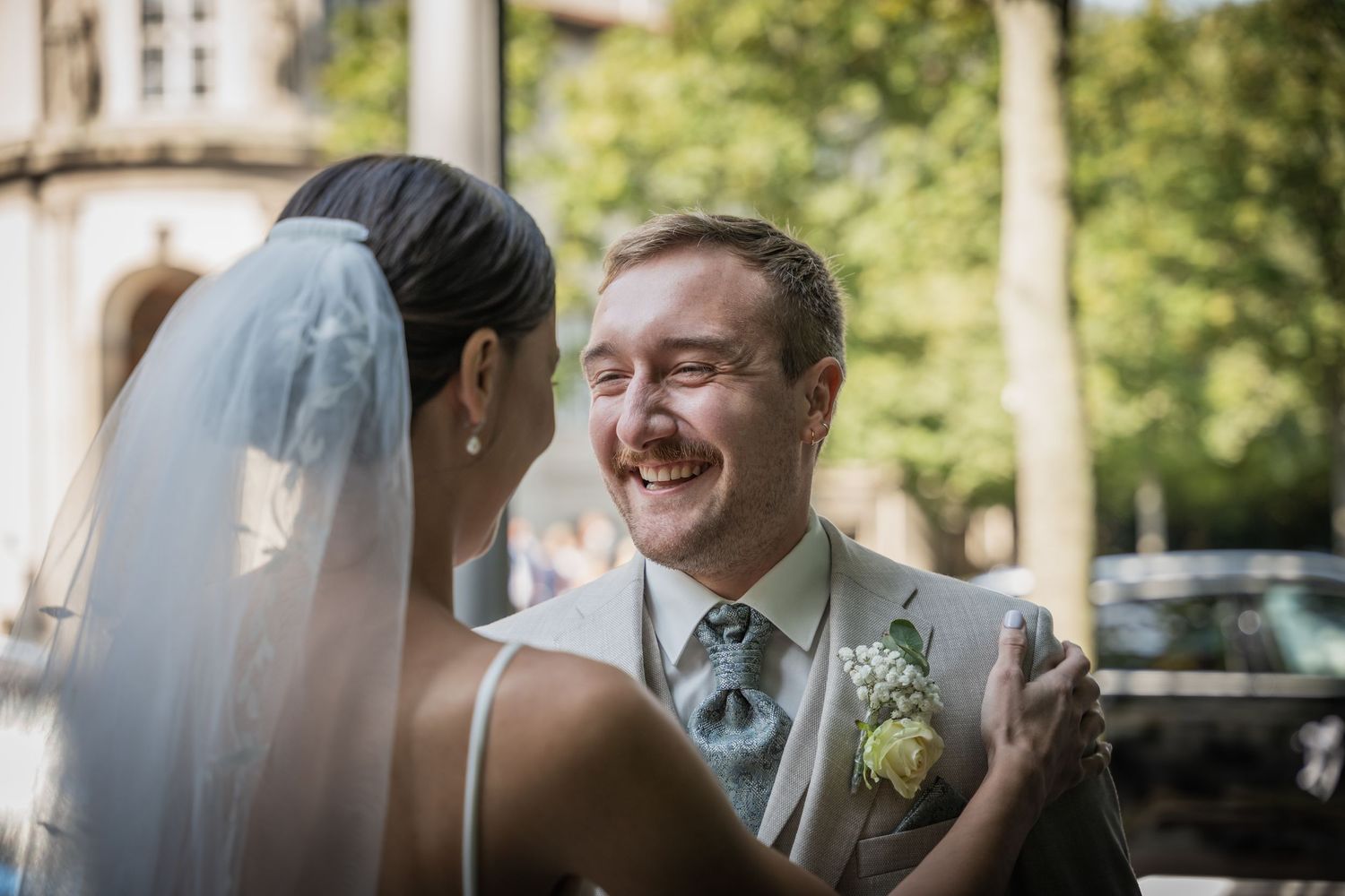 Hochzeitsfotograf Treptow-Köpenick Berlin – Braut und Bräutigam lächeln sich draußen an vor dem Standesamt