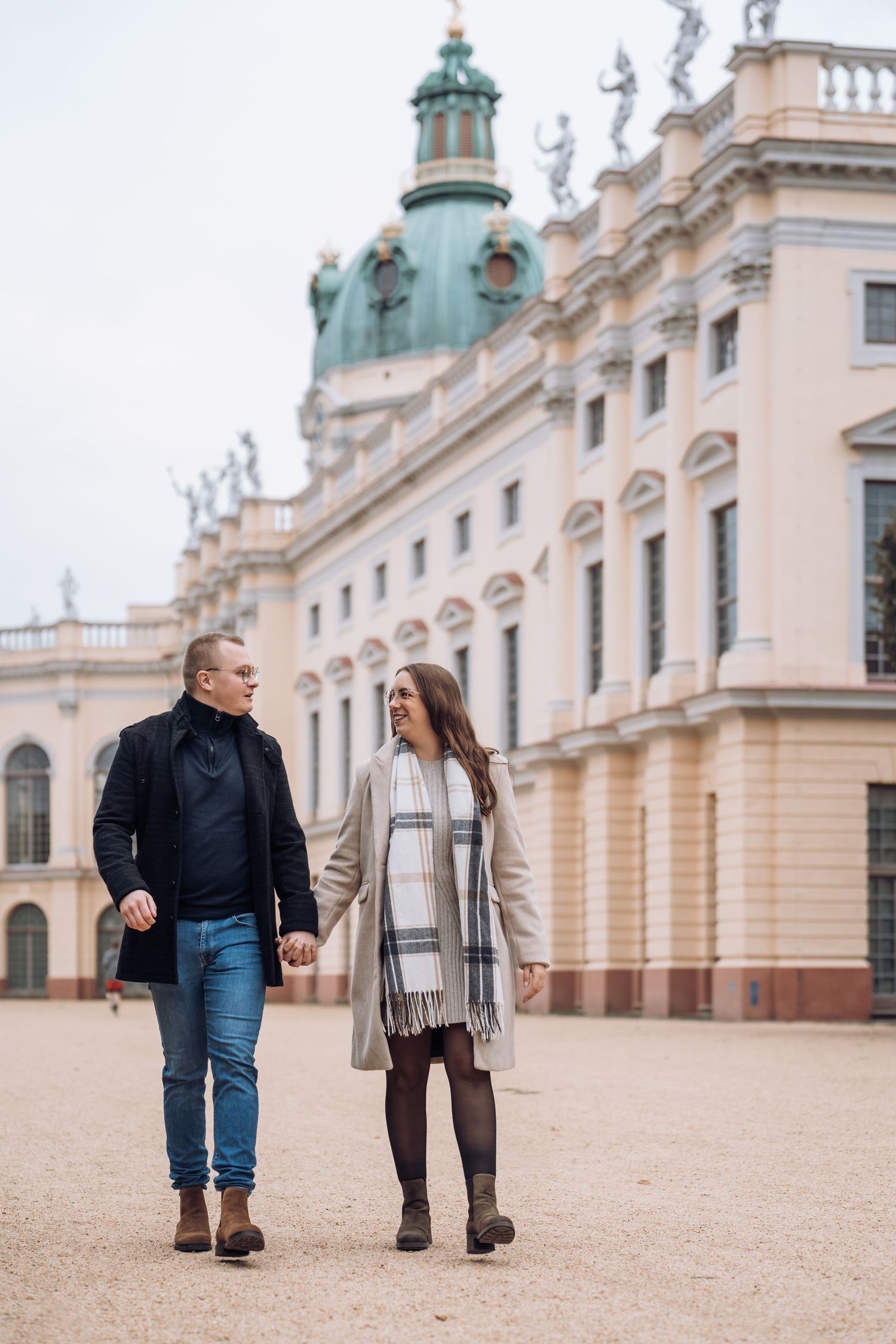 Couple Shooting im Schloss Charlottenburg mit symmetrischen Wegen