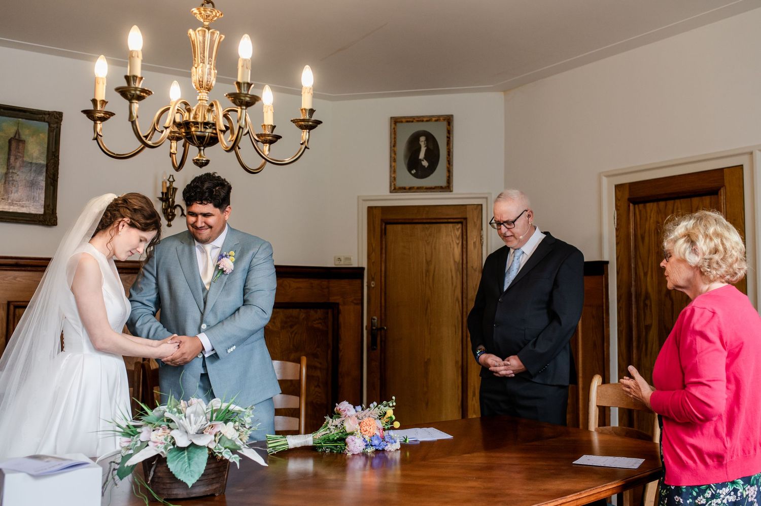 Christelijk bruidspaar dat samen bidt tijdens de huwelijksdag