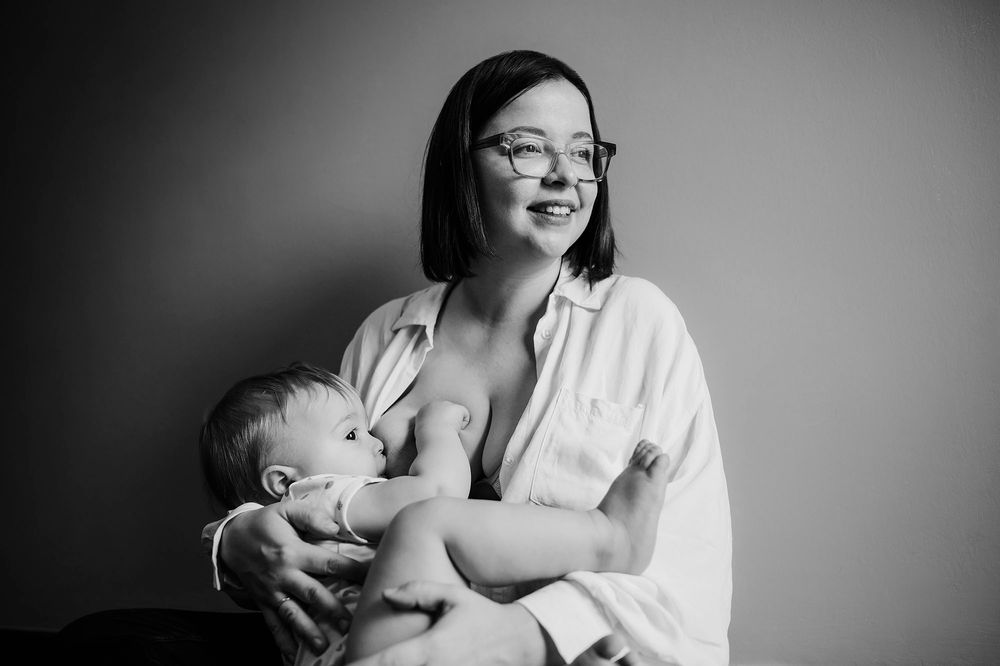 Foto in bianco e nero che ritrae momenti di tenerezza tra una mamma e il proprio bambino in una serie di ritratti intimi.