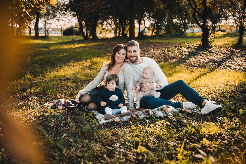 Foto che ritrae momenti di tenerezza di una famiglia in una serie di ritratti intimi durante l'autunno.