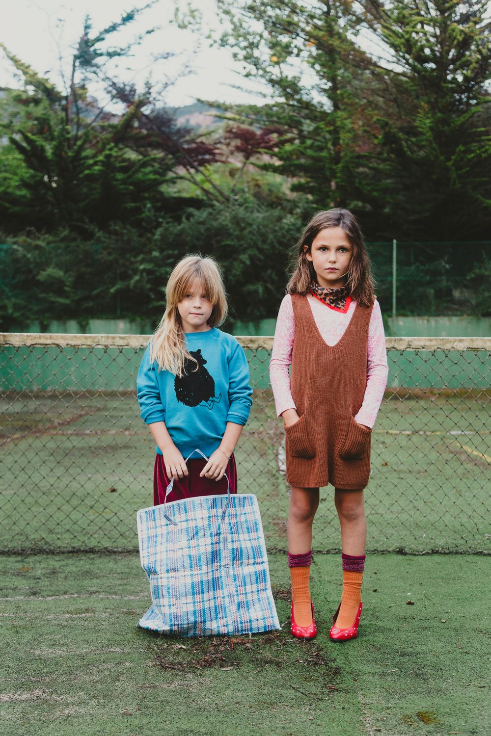 Fotografía de moda niñas en pista de tenis en Barcelona