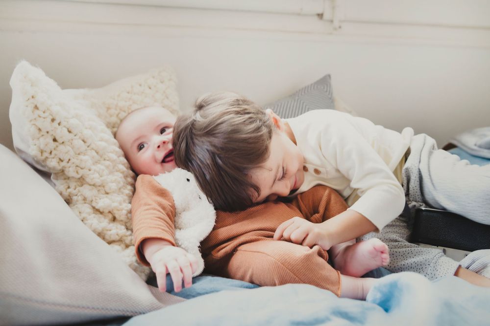Fotografía de moda niño y bebé jugando juntos en BArcelona