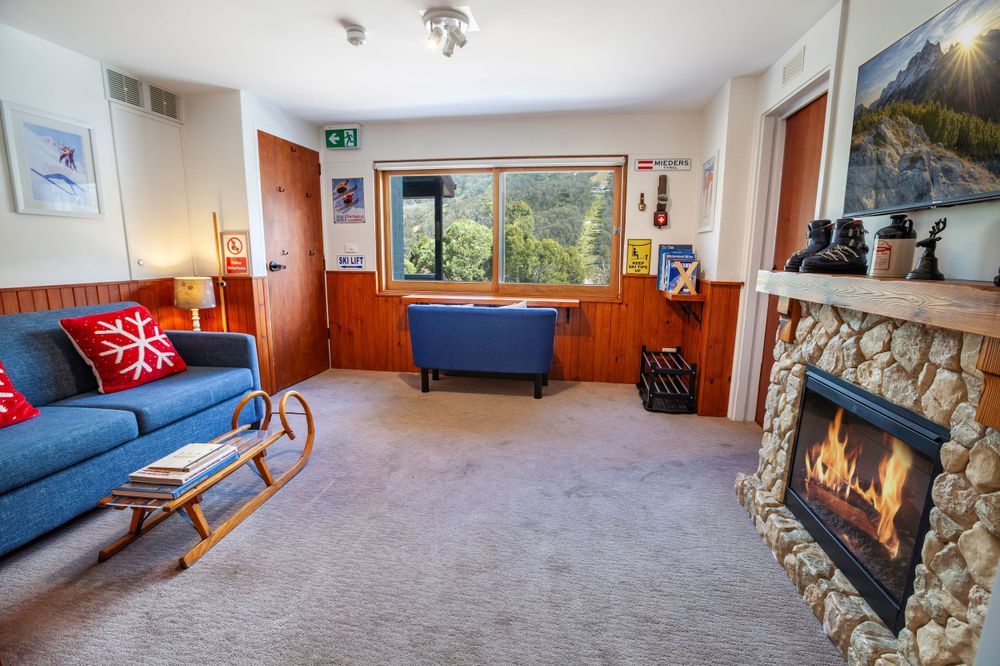 1 bedroom snowy cabin fireplace