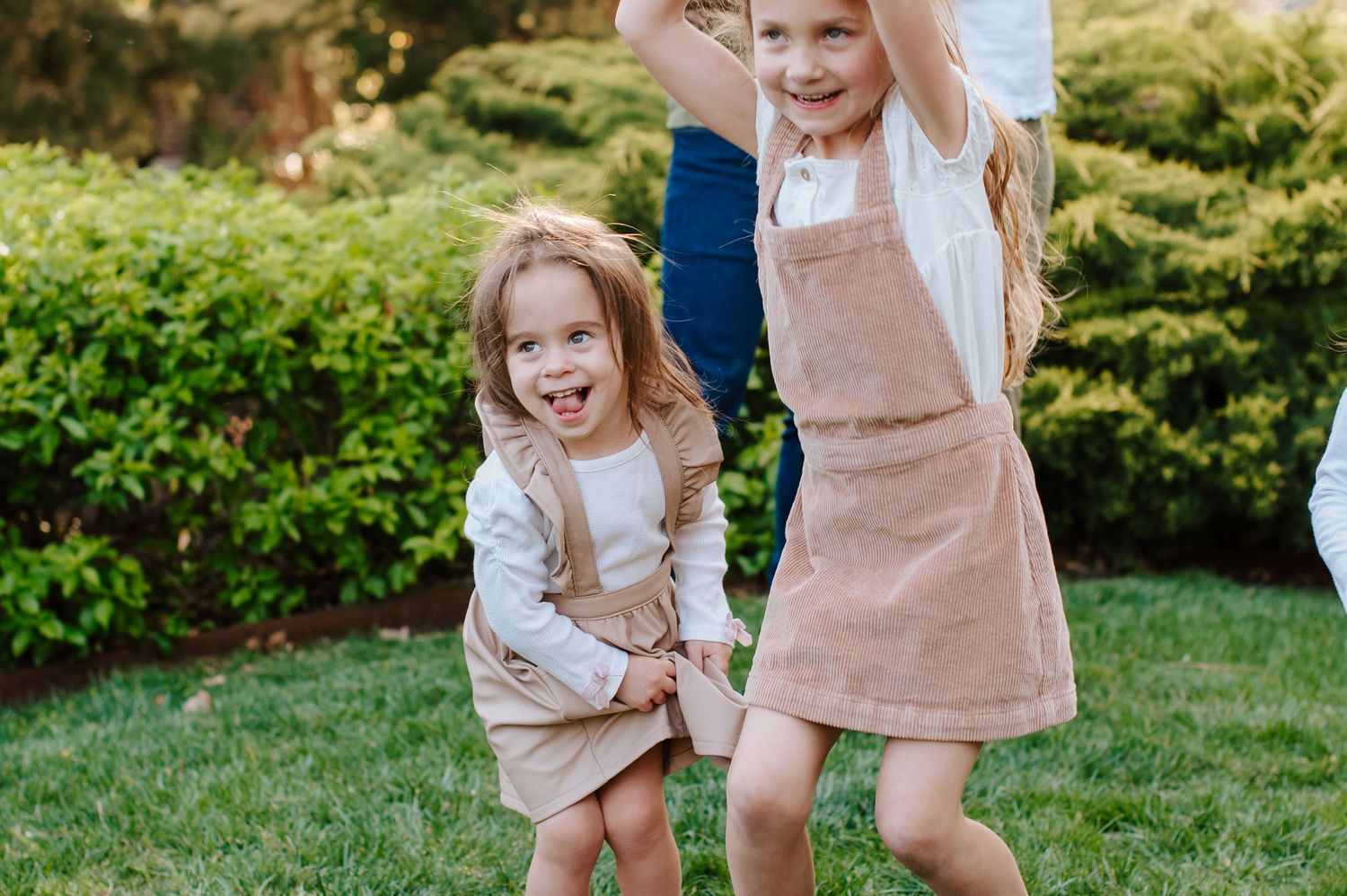Extended family pictures in Wichita, KS by family photographer Jessica Nadine Photography - Eastborough Park