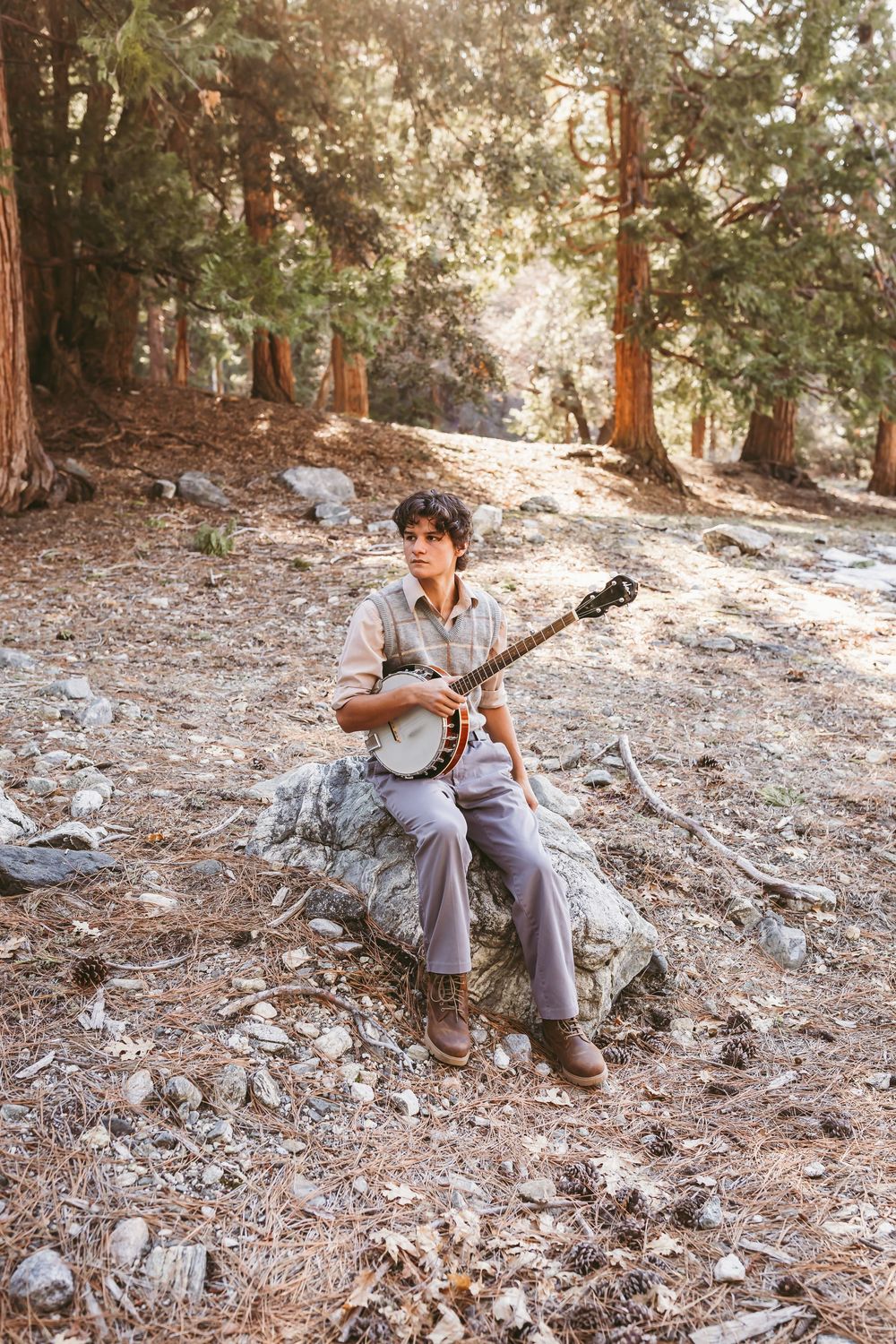 bringing musical instruments to a senior photo sessions in the inland empire with heidi grace photography