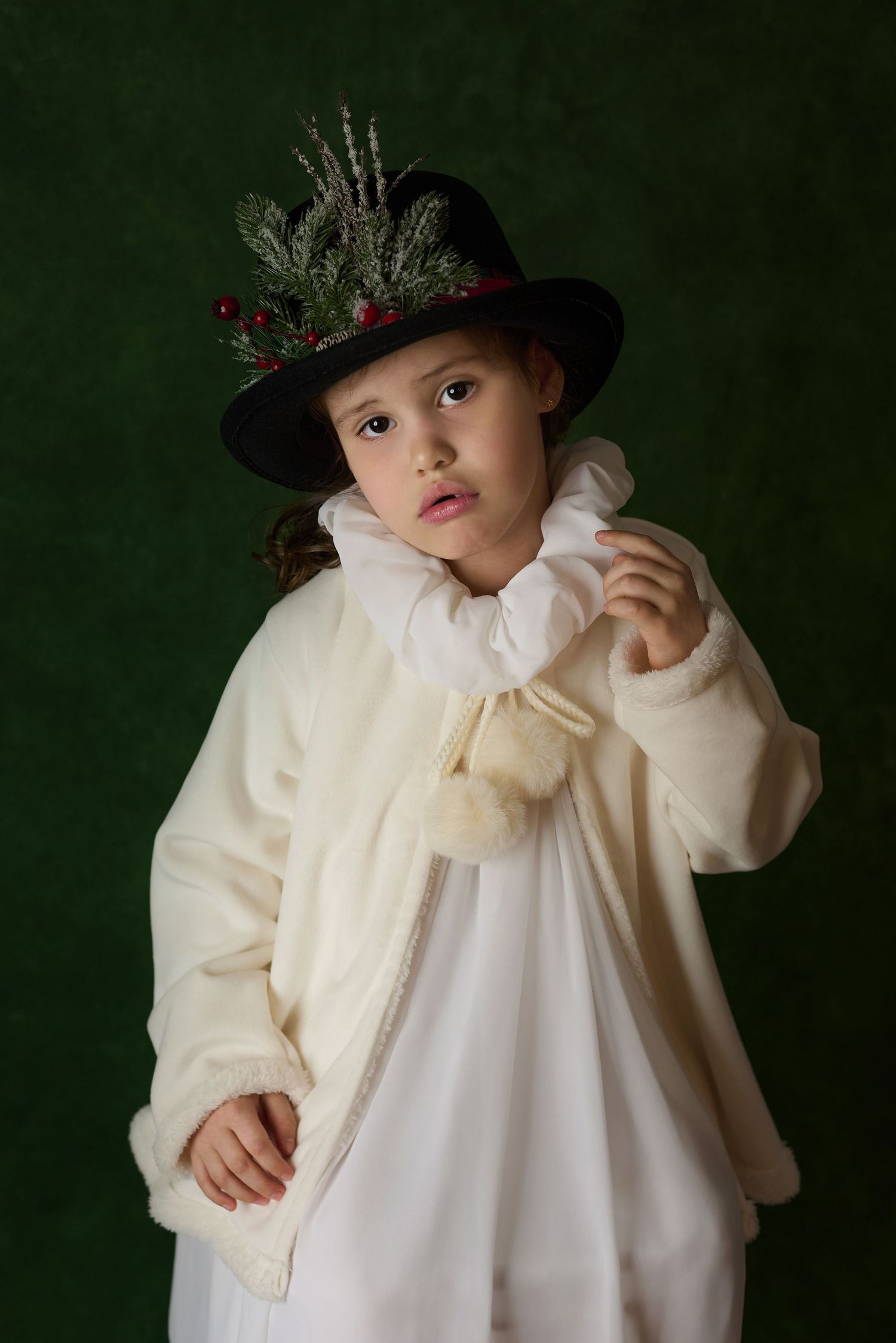 Fotografia fine art infantil de criança com casaco creme clássico e chapéu artístico em estúdio, por Rose Carvalho.