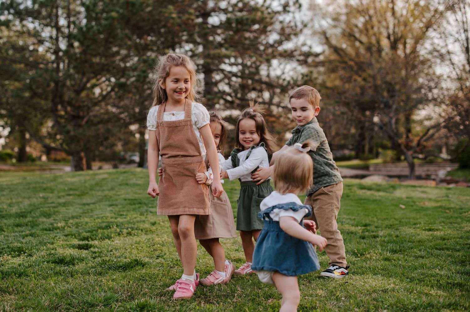 Extended family pictures in Wichita, KS by family photographer Jessica Nadine Photography - Eastborough Park