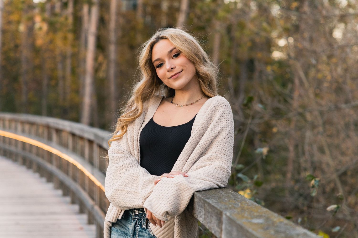 what to wear senior pictures madison wi professional photographer advice outdoor winter photos cozy sweater cable knit comfy texture fabric