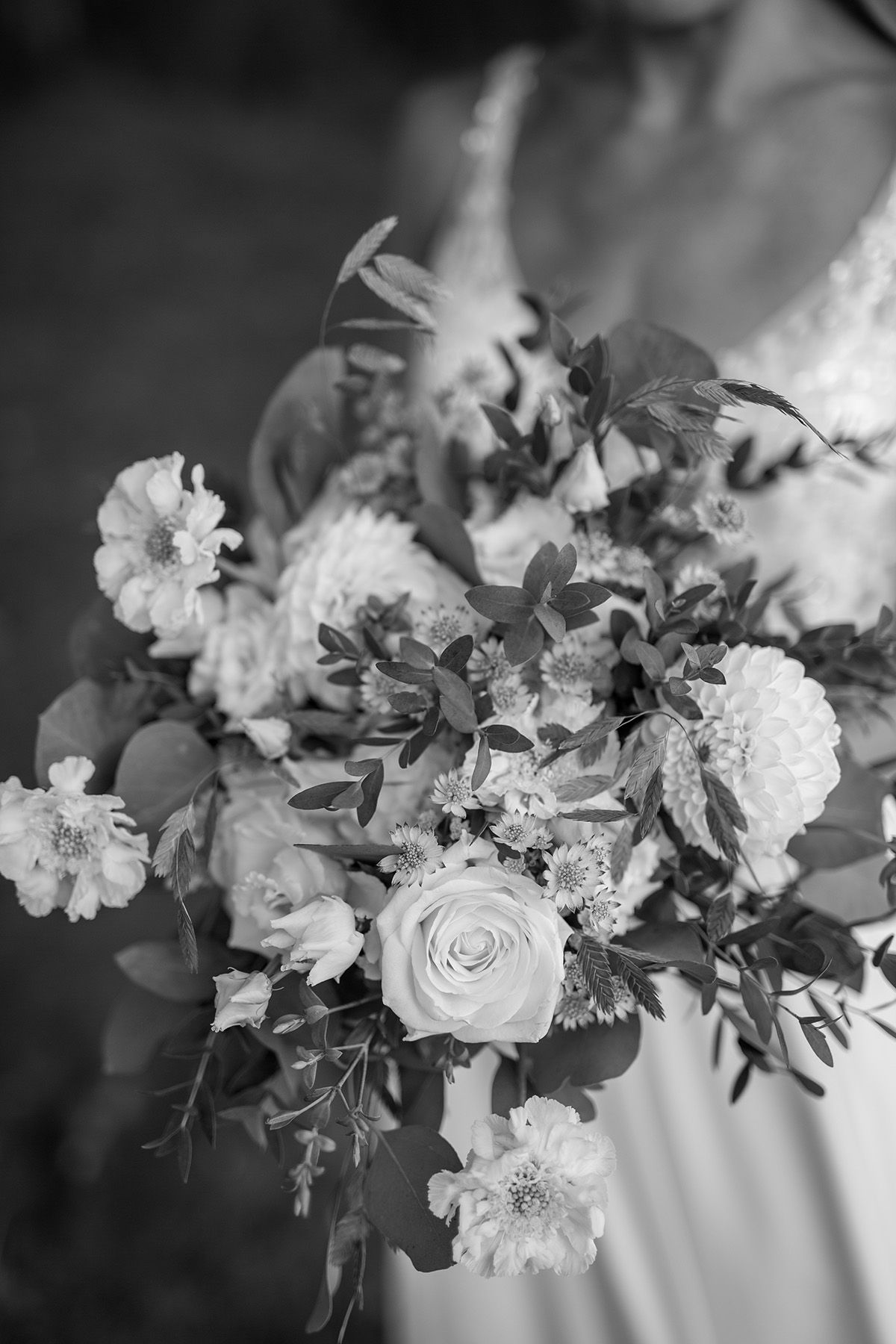 Bröllopsbukett, med fina rosor och andra blommor. Detaljer