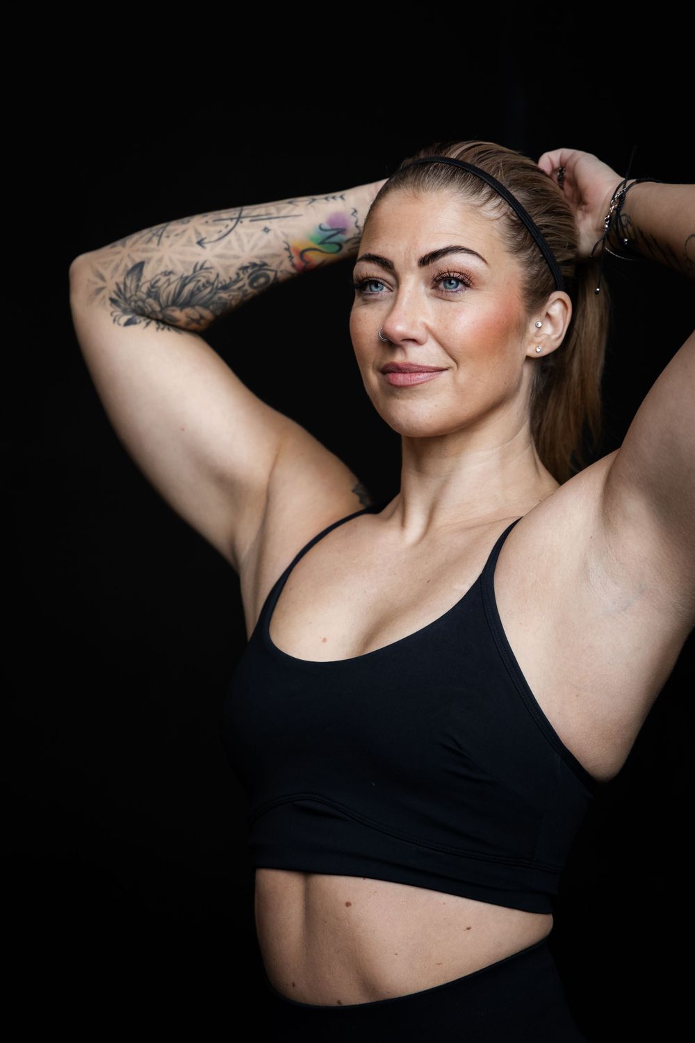 Fit susanna poseeraa