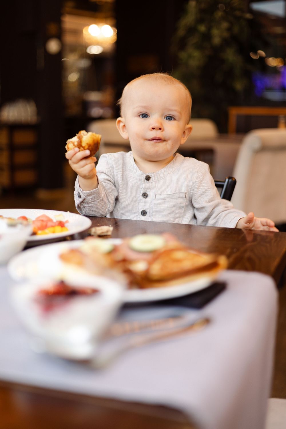 Lapsi hotelliaamupalalla hymyilee