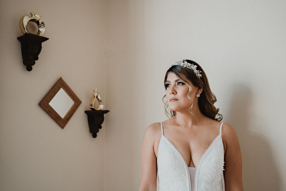 Bride fully dressed, ready for her wedding, capturing her beauty and elegance before the ceremony