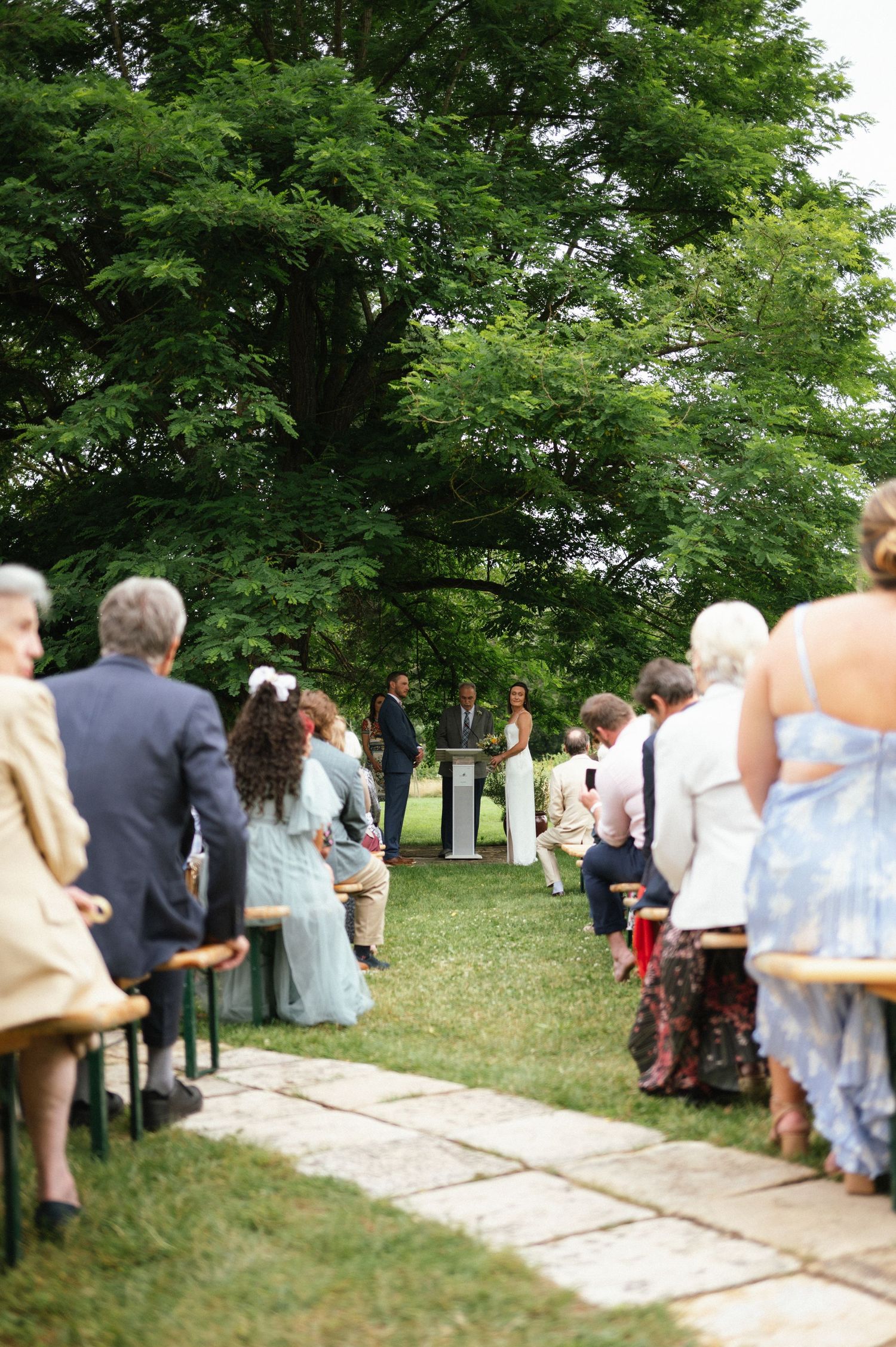 Photographie d’un couple lors d’un mariage en plein air à Vichy, entouré par la nature et une vue panoramique sur les vignes