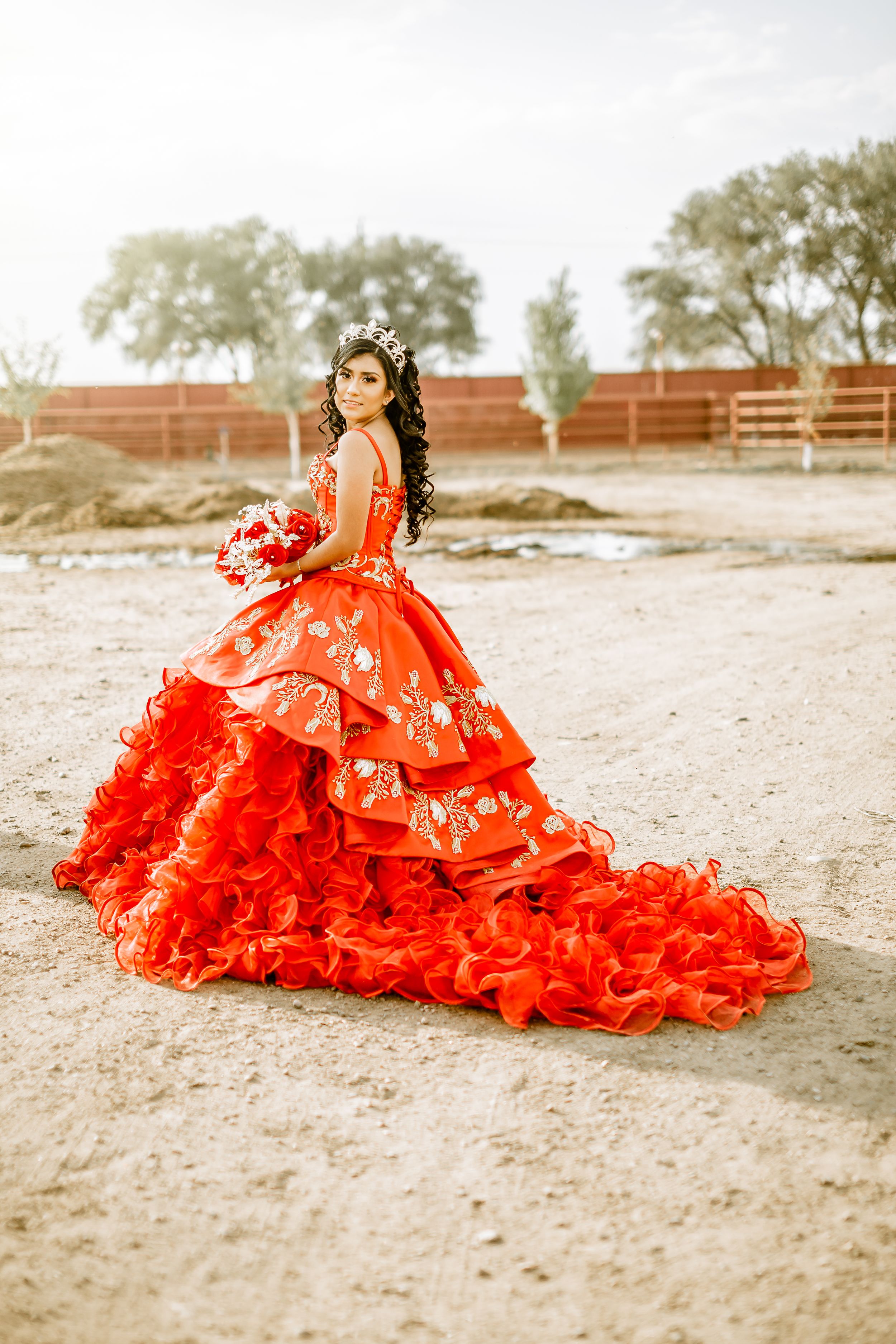 fotographia de quinceaneria en Greeley CO. 15th birthday red dress.