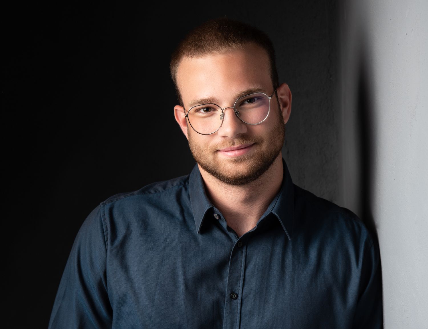 Junger Mann posiert für Business- und Bewerbungsfotos, natürliche und authentische Studiofotografie für Karriere und Profil.