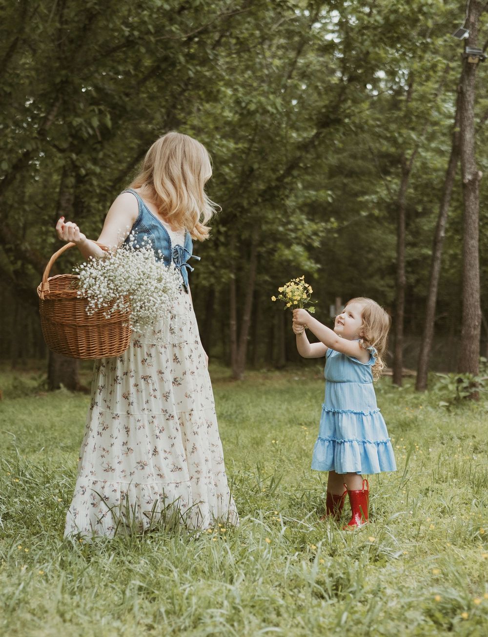 mommy and me inspo photos outdoors