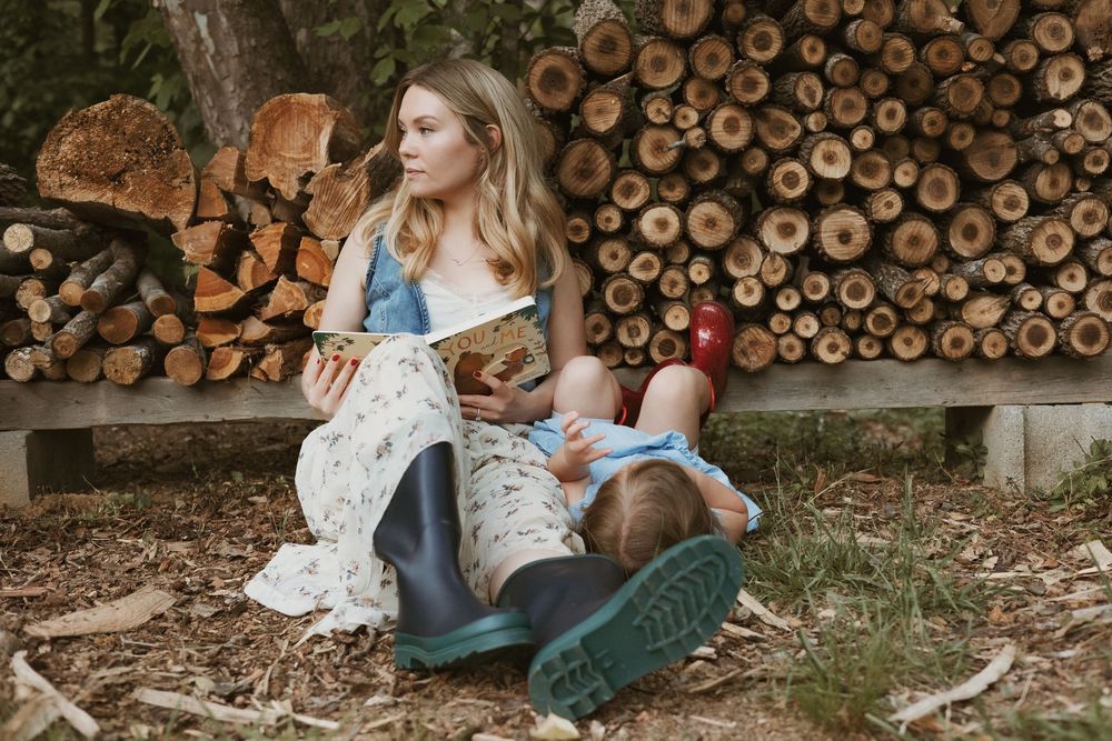 reading books mom and me photoshoot