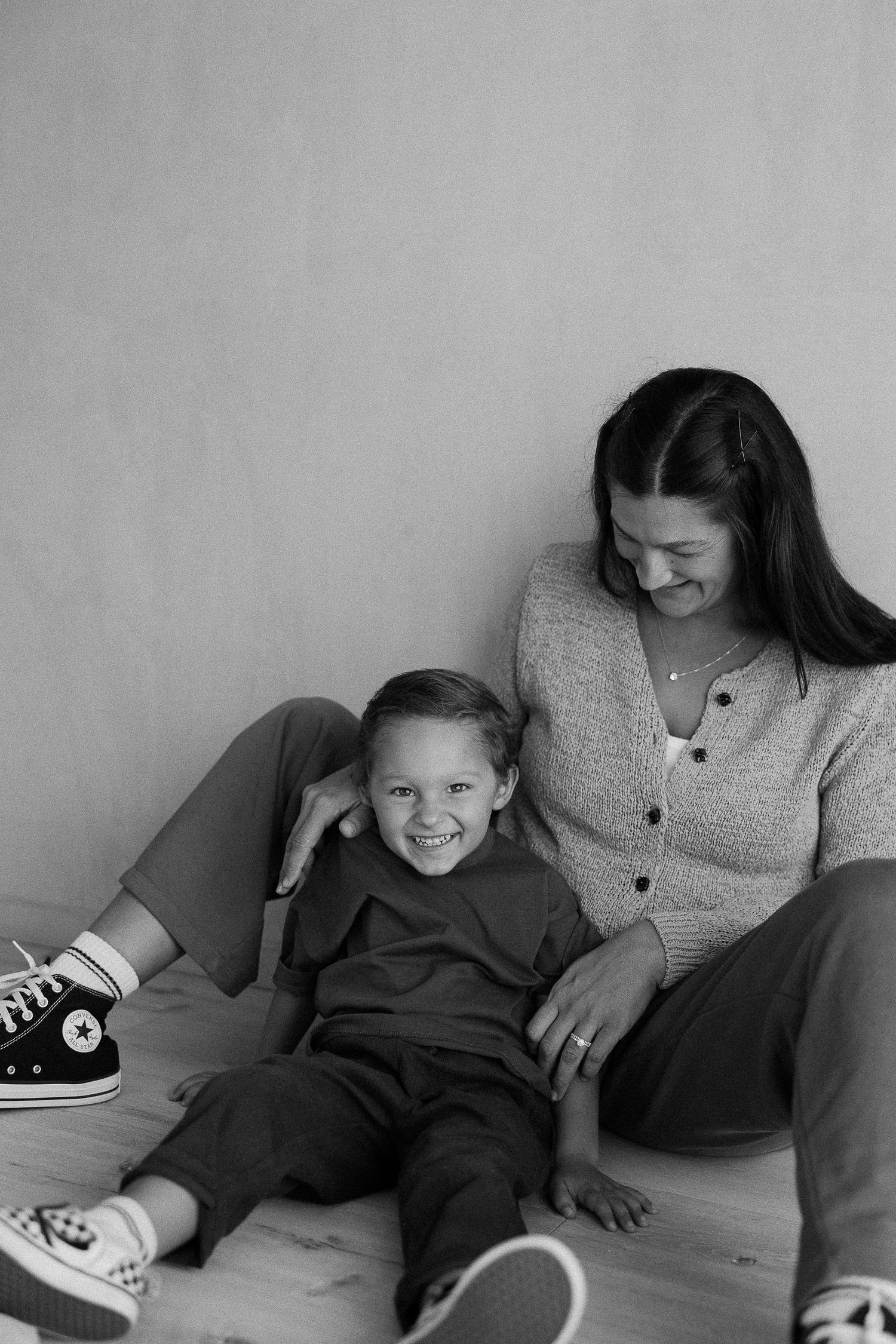Family pictures of Mom and toddler in Orange County with cozy family cuddles