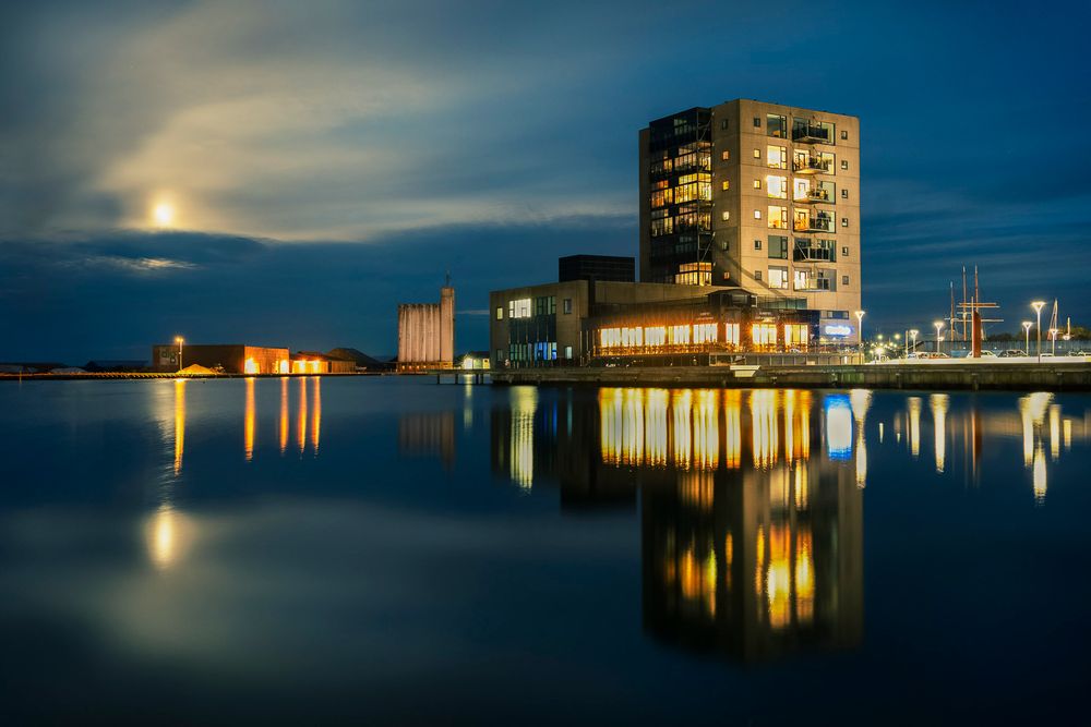 Kunstfotografi af Værftet og siloen på Struer havn om natten.