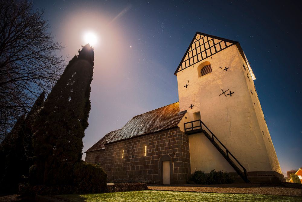 Vammen kirke med månelys, billedet er HDR fotografi.