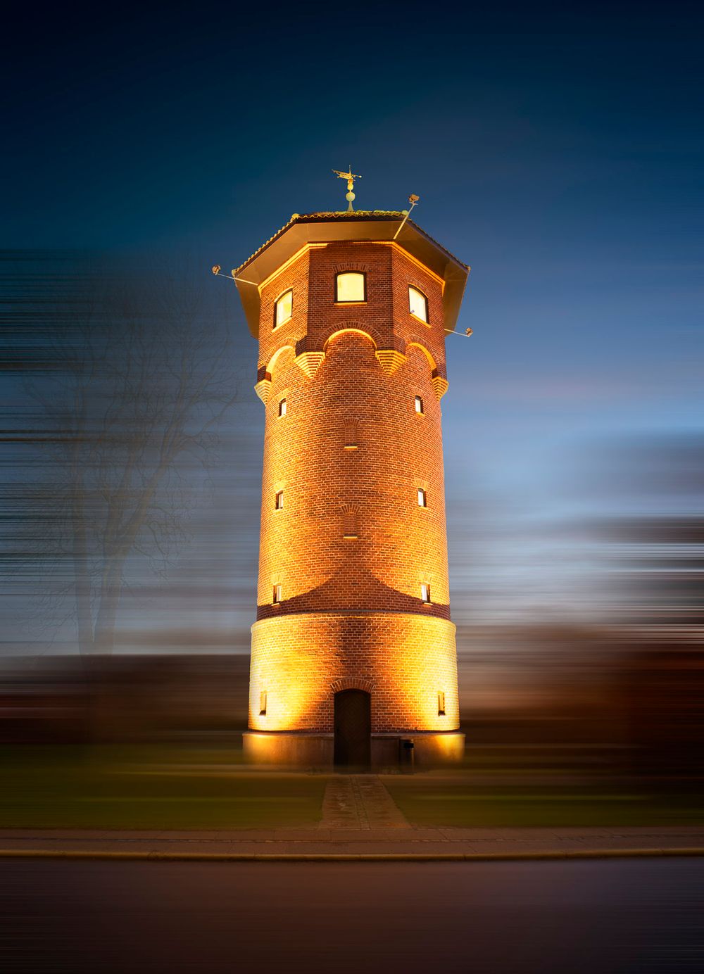 Vinderup vandtårn lige efter solnedgang.