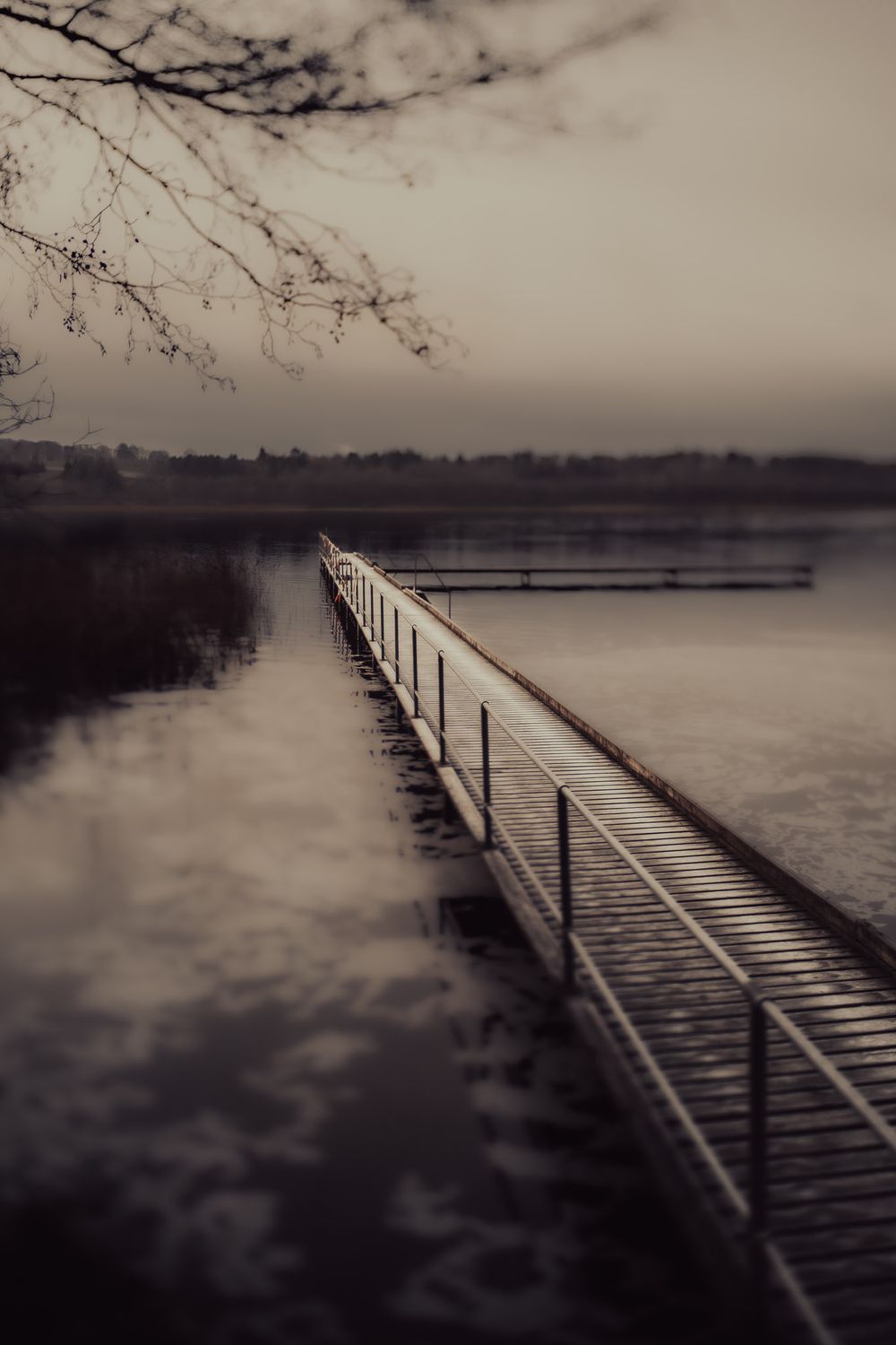 Let abstrakt, drømmende fotografi af badebroen ved Bigum søbad ved Tjele Langsø.
