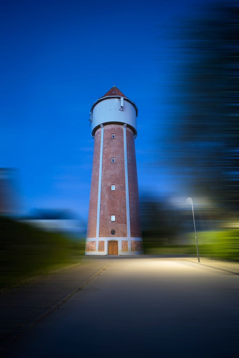Struer vandtårn, surrealistisk fotografi i stærke farver.