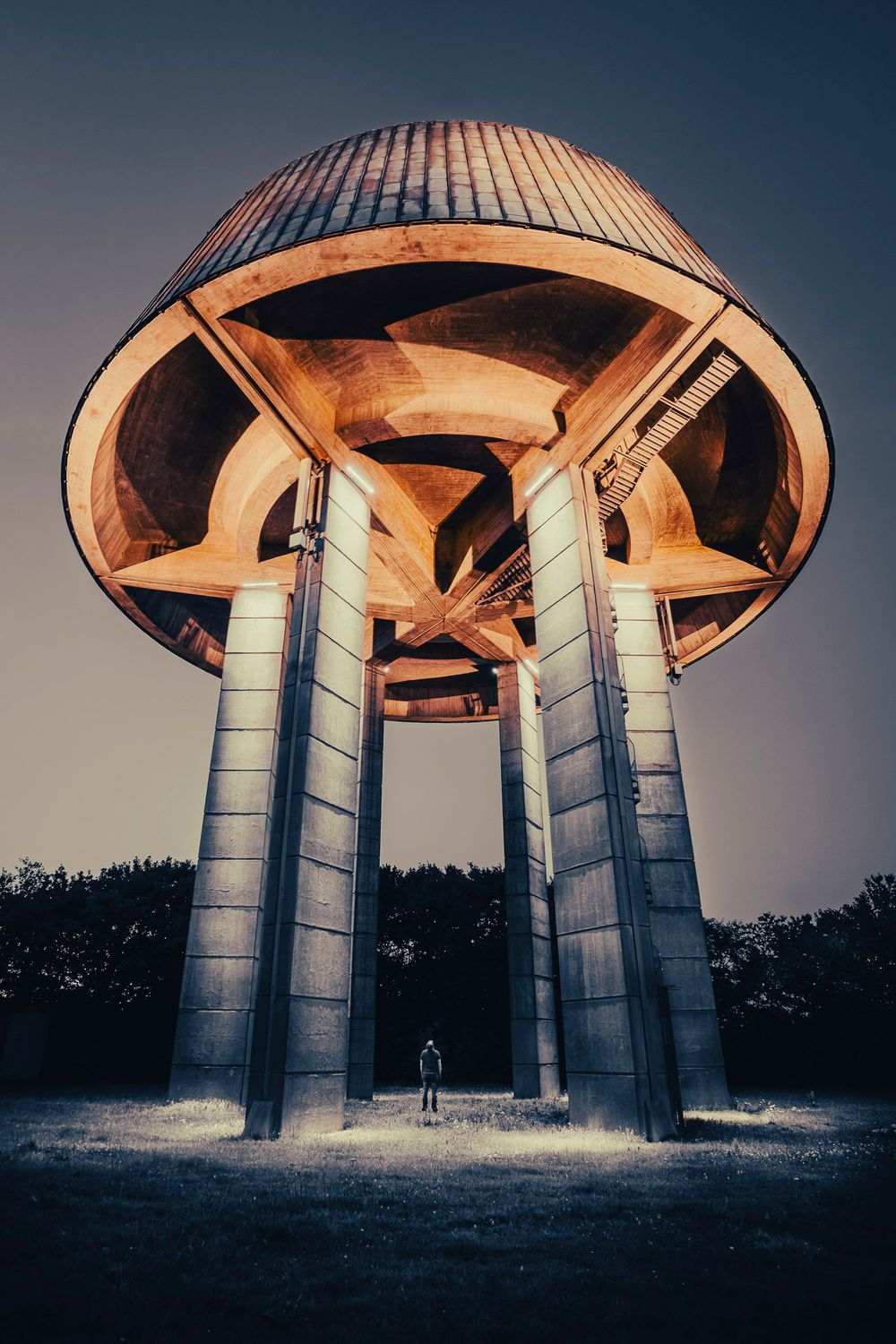 Kunstfotografisk værk der viser Vinde vandtårn, der ligger tæt på Skive. Vandtårnets ligner en UFO. Der står en mand under tårnet.