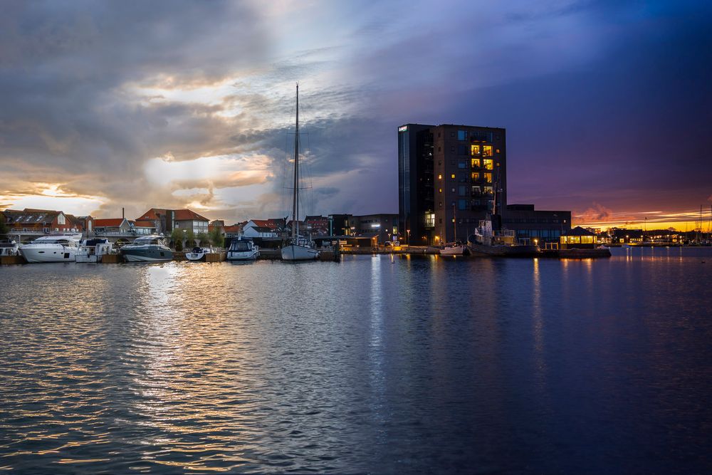 Værftet på Struer Havn. Dag til nat billede skabt ud fra billeder taget i timevis over solnedgangen og sammensat.