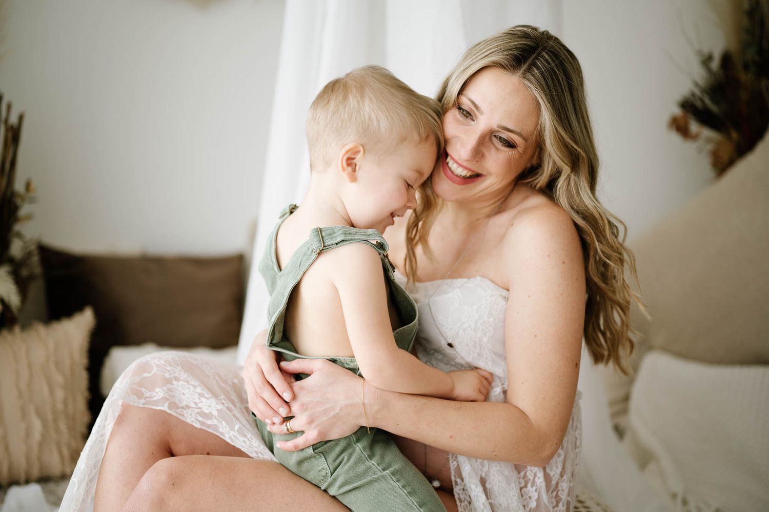Servizio fotografico in gravidanza realizzata in studio a Veron, servizio premaman con la famiglia. Ritratto di una mamma con il suo bambino