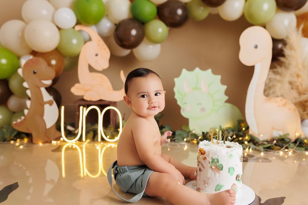 Safari-themed birthday setup with balloons and glowing decorations.