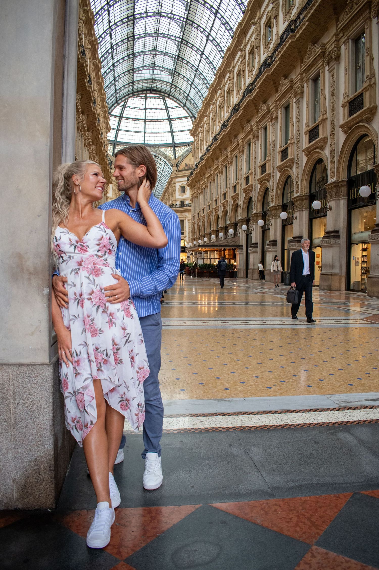 Emotional and intimate couple photography in Milan. Turn your love story into a visual masterpiece with stunning cityscapes.