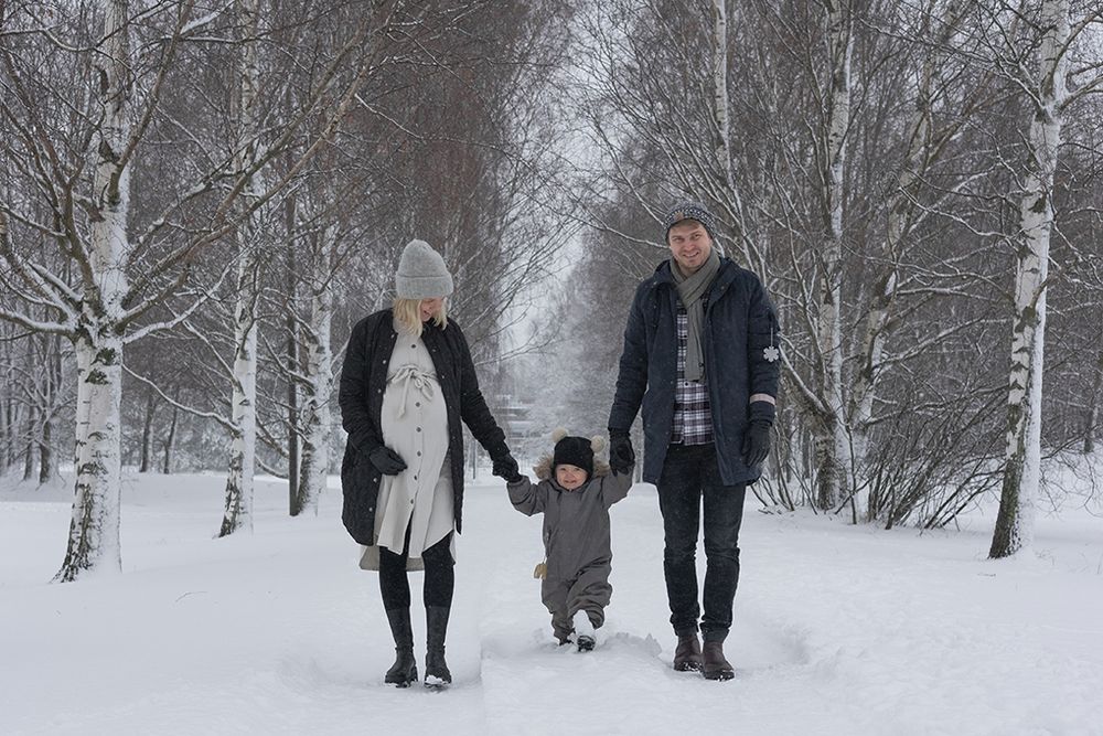 Perhekuvaus miljöössä, perhevalokuvaaja perhekuvaus talvella, perhevalokuvaus Espoo Helsinki Vantaa, lapsikuvaus, odotuskuvaus, raskauskuva