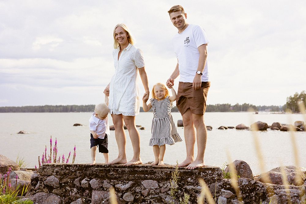 Perhekuvaus miljöössä, perhevalokuvaaja perhekuvaus kesällä, perhe valokuvaus Espoo Helsinki Vantaa, lapsikuvaus, lapsikuvaaja, 1-v kuvaus