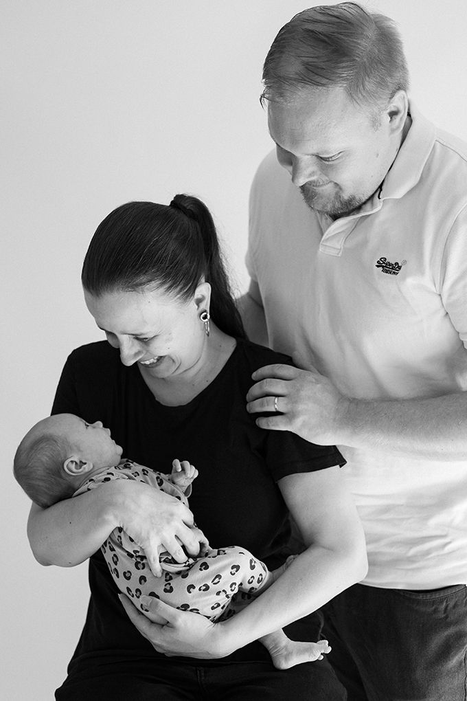 Vauvakuvaus Espoo Vantaa Helsinki. Perhekuvaus studiolla ja kotona. Vauvakuvaus kotona. Vauvavalokuvaaja, newborn-valokuvaaja, photographer