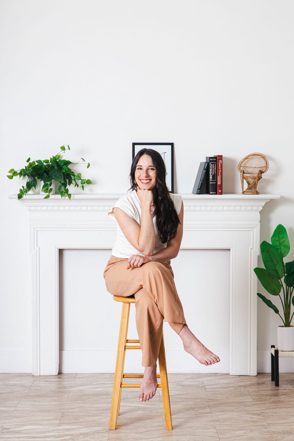 Fotógrafa bilingüe ayudando a emprendedoras en belleza y medios a destacar con imágenes profesionales.