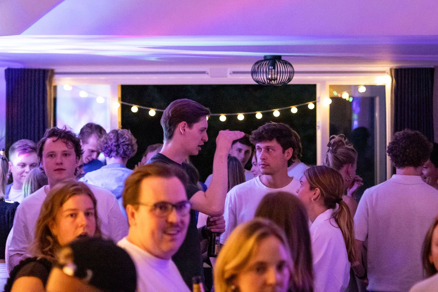 Gesprek tussen 2 mensen op een feestje