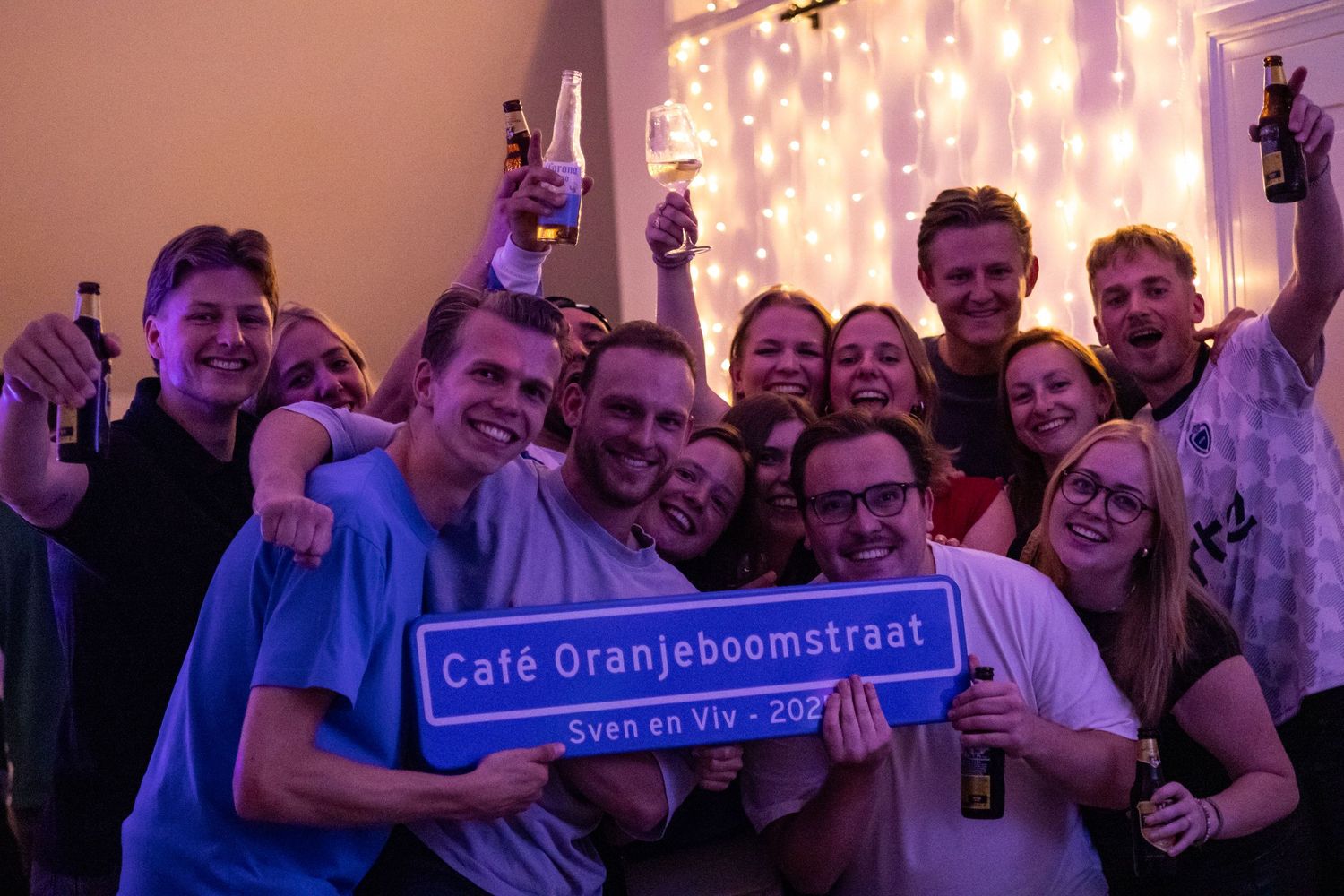 Groepsfoto na ontvangst cadeau