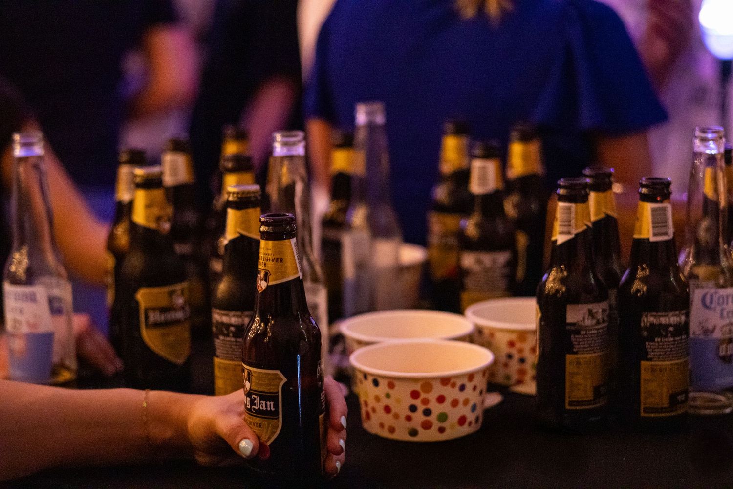 Een tafel vol met bierflesjes