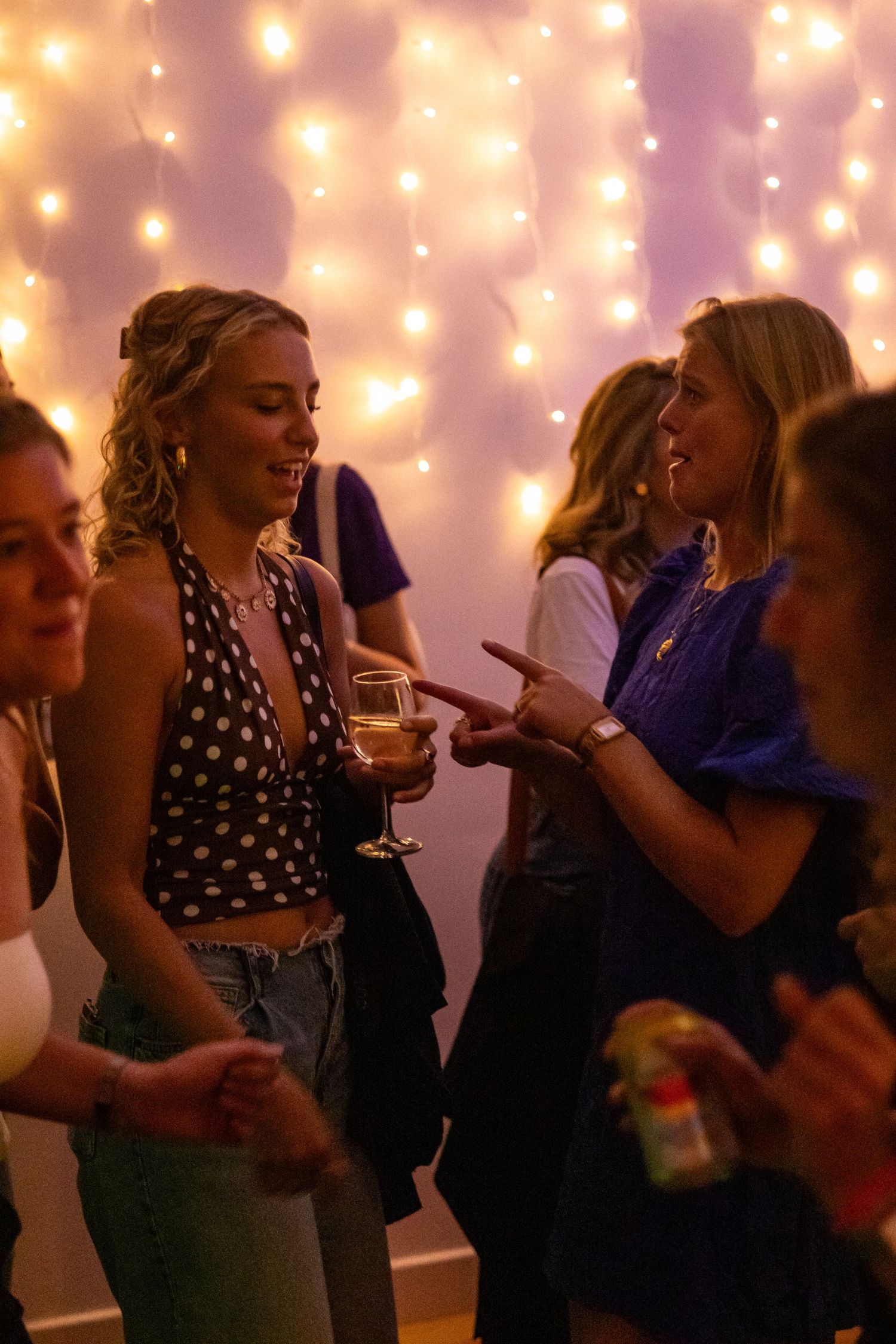 Gesprek tussen 2 mensen op een feestje