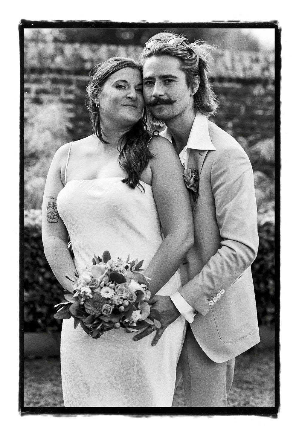 Photo de couple à la Ferme de la Hagoulle lors d’un mariage argentique