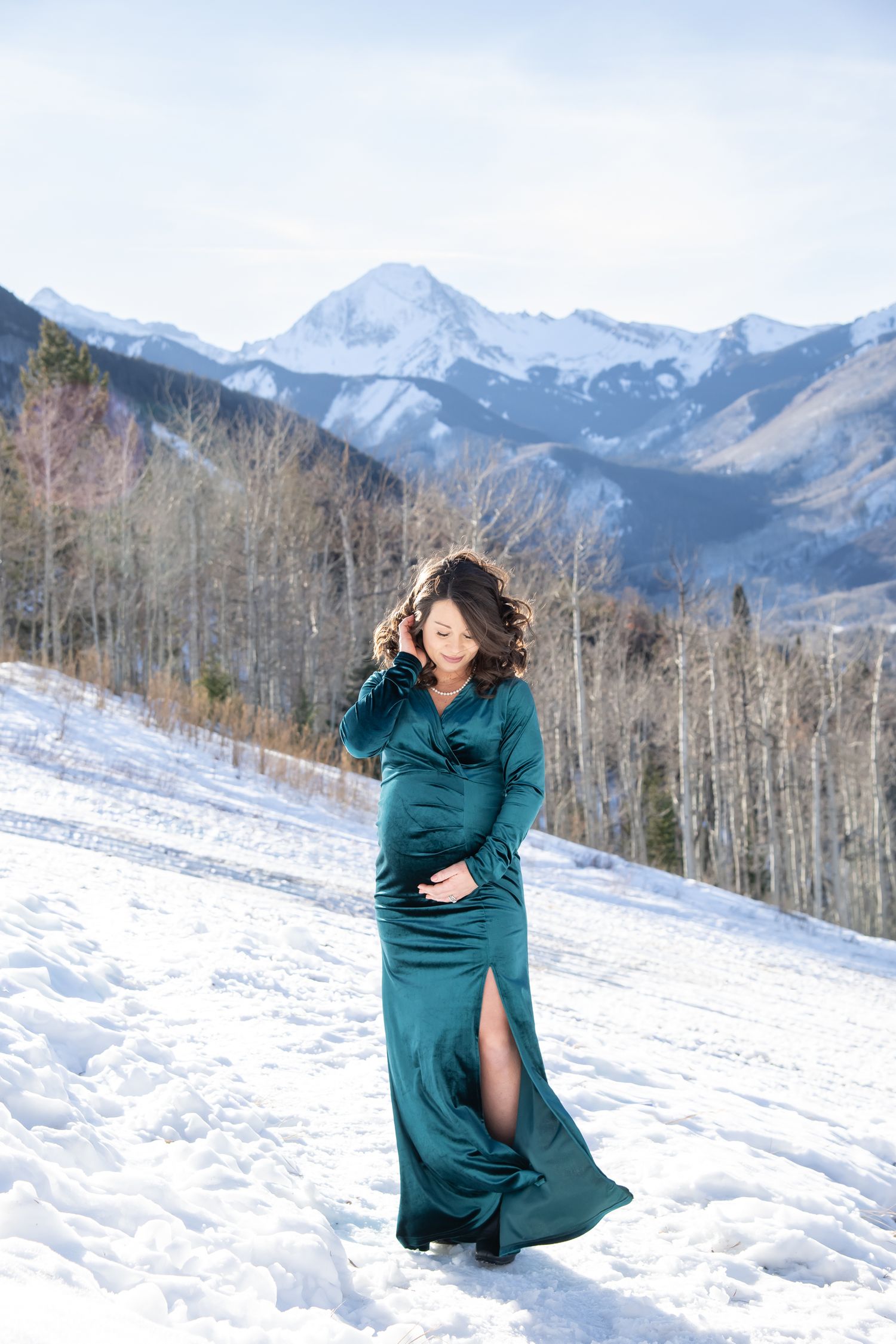 A snowy winter mountain landscape with snowy mountain peaks for Snowmass Colorado maternity photo session.
