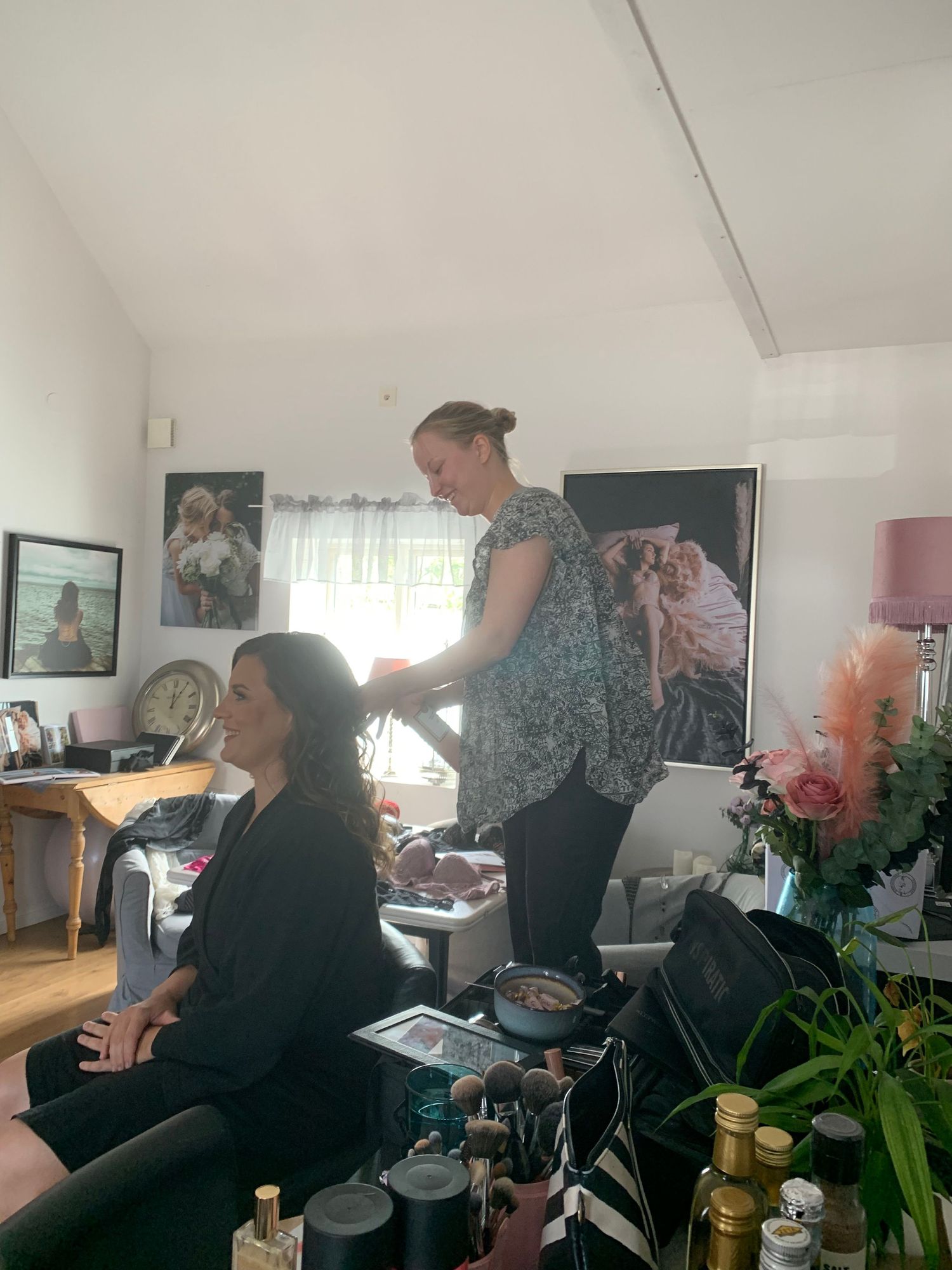 BTS Kund blir stylad inför sin boudoir morgongåva fotografering i Photo By Jane Studion.