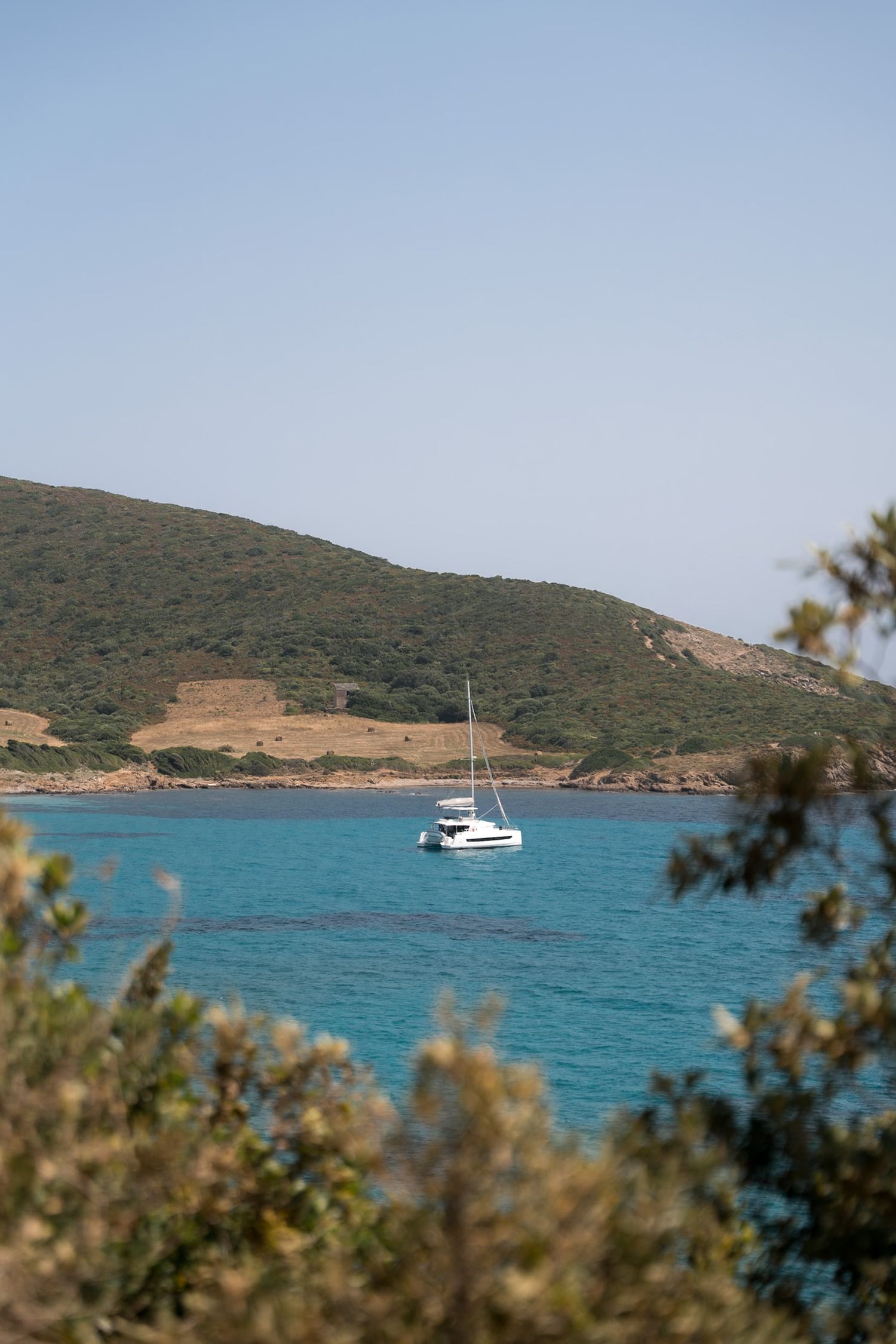 catamaran dans une crique du cap corse à macinaggio